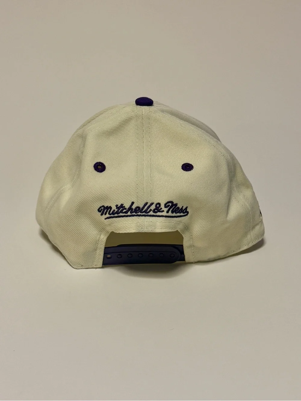 Mitchell & Ness LA Lakers Basketball Club Pro Pinch Hat Cream Purple